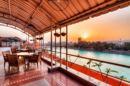 餐廳, 哈立德瓦爾甘加拉哈里休閒酒店 (Ganga Lahari Haridwar by Leisure Hotels) in 勞吉瓦拉區