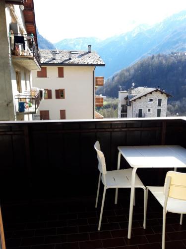 La Finestra sul Pizzo Scalino Grazioso monolocale a pochi passi dal centro cittadino in 基耶薩伊恩瓦爾馬倫科