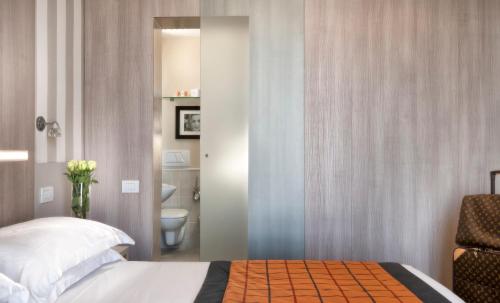 Hotel Roma - Tap to explore photos