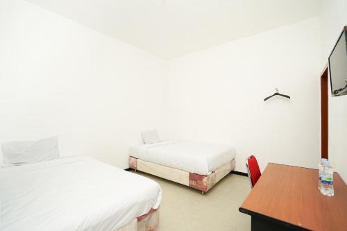 Standard Twin Room image 2