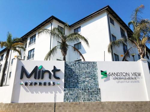 Фасада на хотела, MINT Express Sandton View in Йоханесбург