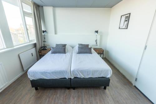 2 twin beds