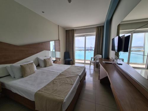 Water's Edge Hotel in Birzebbuga