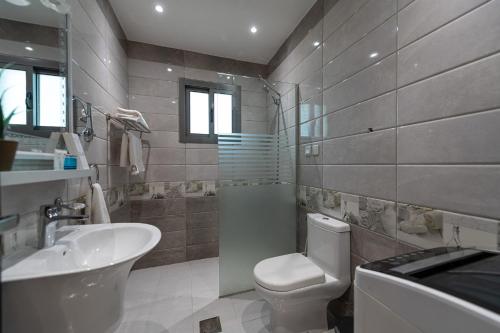 Bathroom, Holiday Plus Al Marwa - هوليداي بلس المروة in Al Marwah