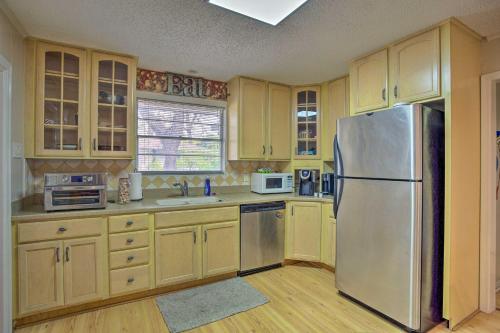 Creekside Home with Patio and Grill 17 Mi to Dallas! in Garland, USA