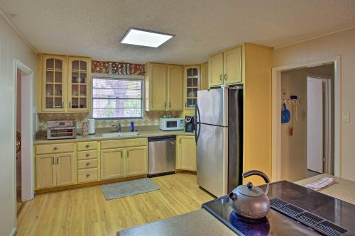 Creekside Home with Patio and Grill 17 Mi to Dallas! in Garland, USA