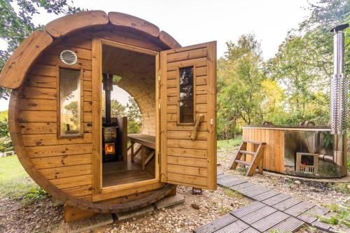 ENJOY Cozy Romance Hills Forest Gardens Views Sauna Whirlpool Bath