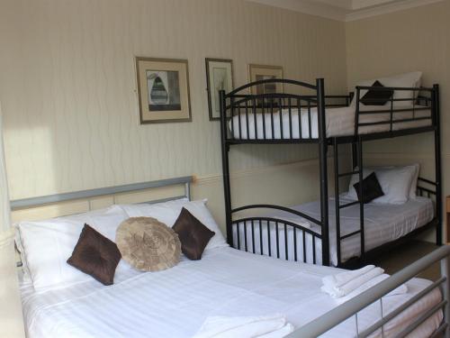 1 double bed, 1 bunk bed