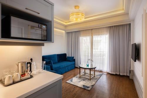 2 twin beds, 1 sofa bed