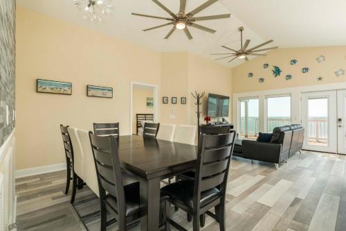 Spacious San Leon Beach Retreat on Galveston Bay! in San Leon, USA