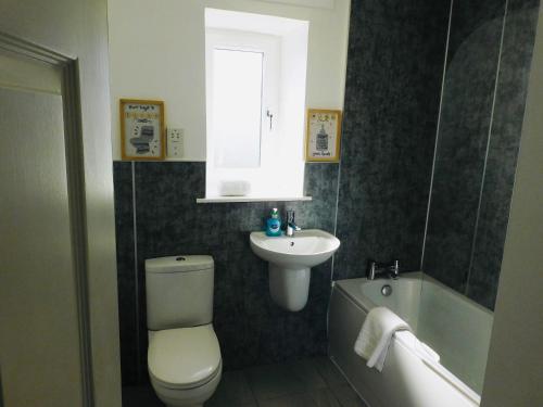 Beautiful 3 Bedroom Apt, mins from Glasgow Airport, M8 & SEC