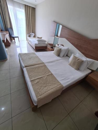 Water's Edge Hotel in Birzebbuga