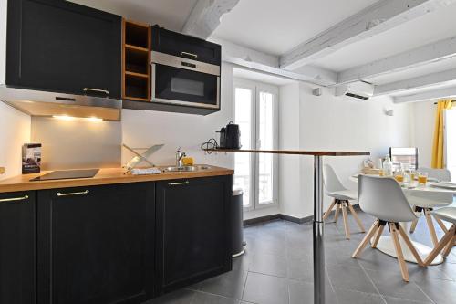 Charming flat overlooking the Place de Lenche in Marseille - Welkeys