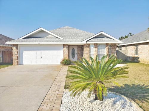 New Large Pool! FREE 6 Passenger Golf Cart! Gated Community! Close to the Beach! - main image