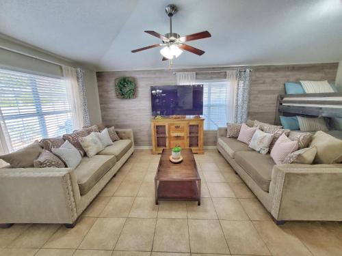 New Large Pool! FREE 6 Passenger Golf Cart! Gated Community! Close to the Beach! - image 3
