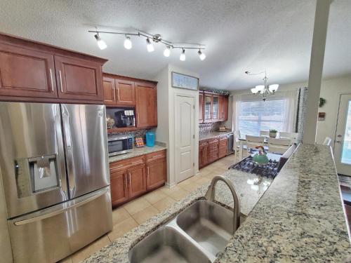 New Large Pool! FREE 6 Passenger Golf Cart! Gated Community! Close to the Beach! - image 4