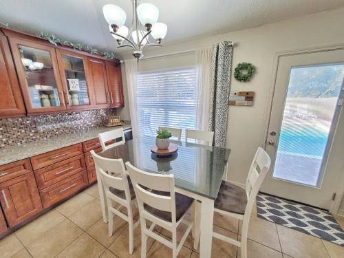New Large Pool! FREE 6 Passenger Golf Cart! Gated Community! Close to the Beach! - image 6