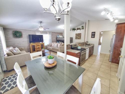 New Large Pool! FREE 6 Passenger Golf Cart! Gated Community! Close to the Beach! - image 7