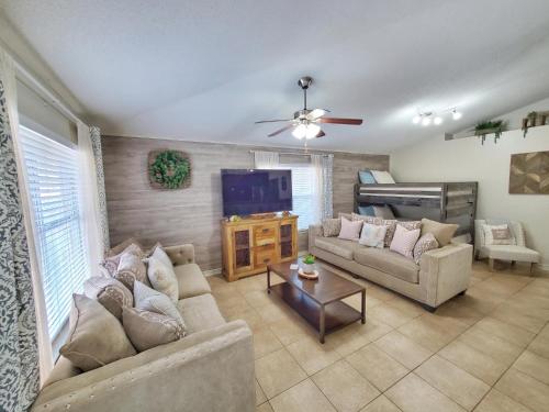 New Large Pool! FREE 6 Passenger Golf Cart! Gated Community! Close to the Beach! - image 8