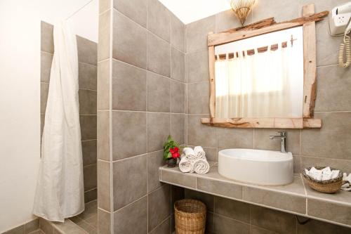 Standard Double or Twin Room with Garden View image 2