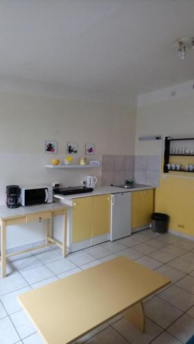STUDIO JAUNE