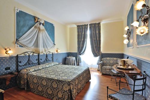 1 queen bed, 1 twin bed