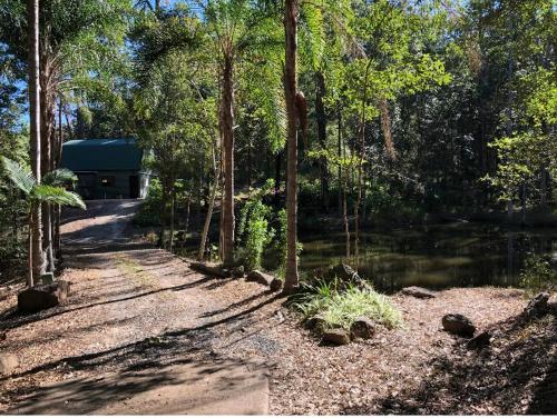 LAKE VIEW CHALET Close by Australia Zoo Landsborough Montville Maleny Caloundra Beaches Glasshouse mountains Big Kart Track