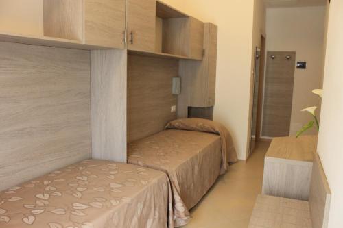 2 twin beds