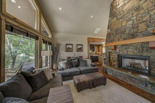 Bear Discovery Custom Tamarack Estate Home by Casago McCall - Donerightmanagement detail