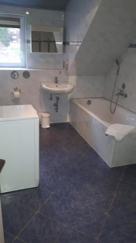 Fürdőszoba, Waldhaus Crottendorf in Crottendorf