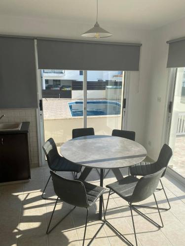 Cosy apartment in Kato Paphos with pool access