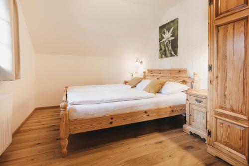 2 bedrooms, 5 beds