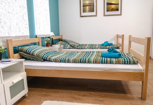 4 twin beds