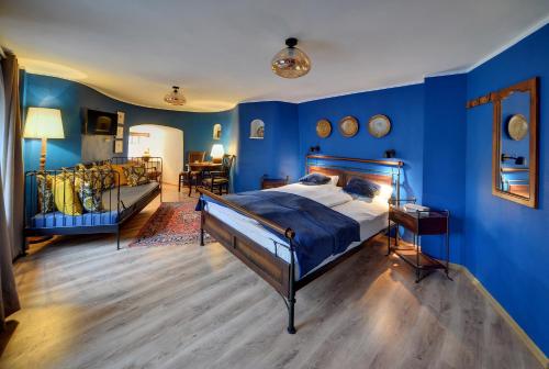 1 queen bed, 1 twin bed