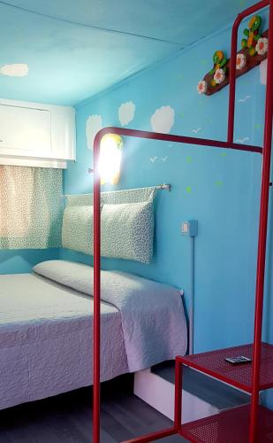 1 queen bed, 1 twin bed
