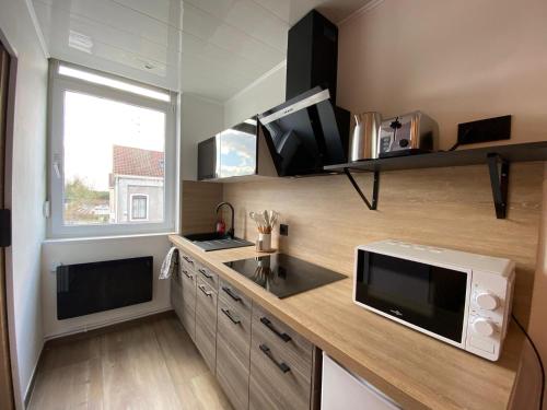 Facilities, Capstay Color Valenciennes & Netflix in Airport