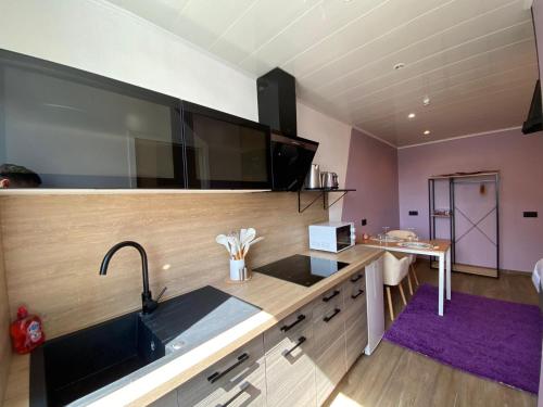 Kitchen, Capstay Color Valenciennes & Netflix in Airport
