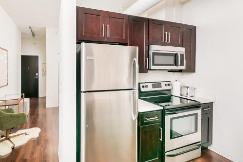 1BR Luxury Studio Historic Building Parking Rooftop Deck & Gym - image 3