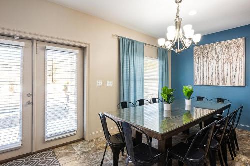 Gorgeous Home- Private Pool- Free 6 Seat Golf Cart Included! 3 Minutes to Beach - image 9