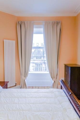 Newly Furnished Flat on Leith Walk Sleeps 4! - image 11
