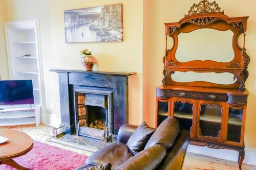 Newly Furnished Flat on Leith Walk Sleeps 4! - image 14