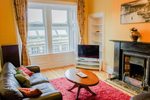 Newly Furnished Flat on Leith Walk Sleeps 4! - image 7
