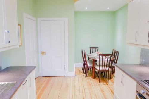 Newly Furnished Flat on Leith Walk Sleeps 4! - image 13