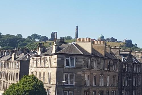 Newly Furnished Flat on Leith Walk Sleeps 4! - image 9
