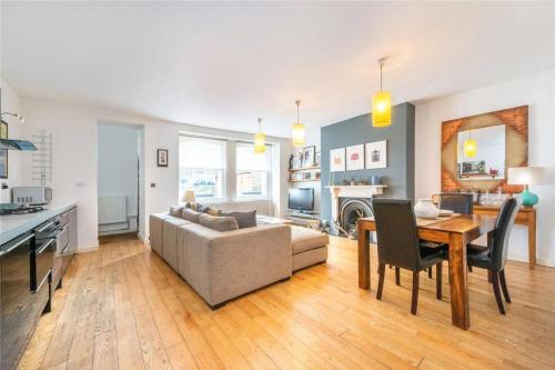 Spacious 2 Bedroom Flat Near Camden Town with Garden