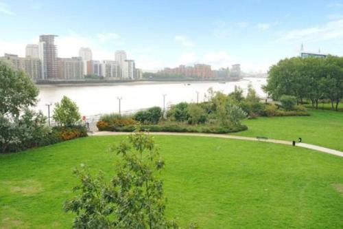 Bright Modern One-Bed w Stunning View of Thames - image 10