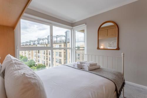 Bright Modern One-Bed w Stunning View of Thames - image 7