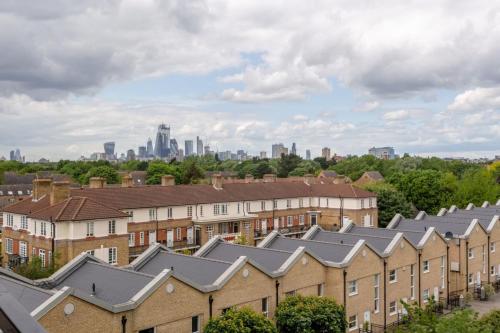 Bright Modern One-Bed w Stunning View of Thames - image 9