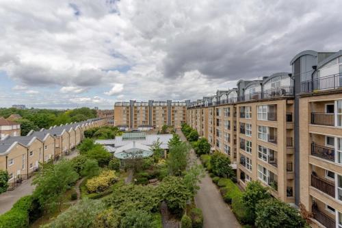 Bright Modern One-Bed w Stunning View of Thames - image 14