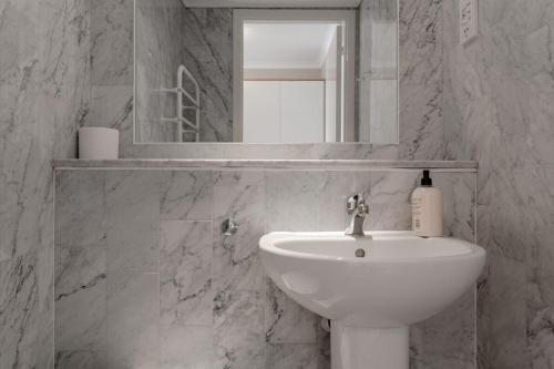 Bright Modern One-Bed w Stunning View of Thames - image 2